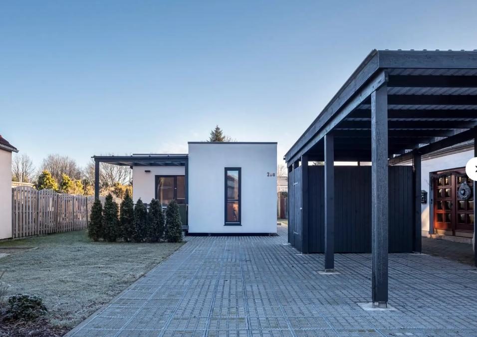 Carport und gepflasterte Zufahrt am Ferienhaus